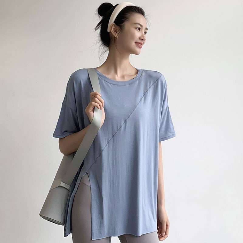 ヨガウェア ゆったりシルエットのヨガTシャツ