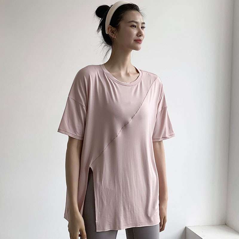 ヨガウェア ゆったりシルエットのヨガTシャツ
