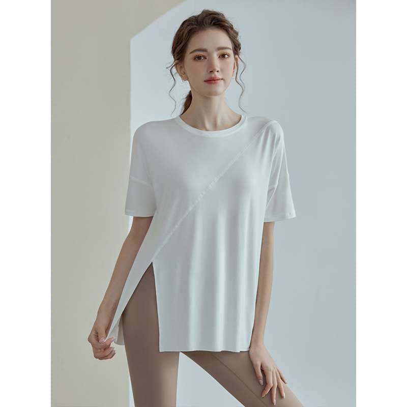 ヨガウェア ゆったりシルエットのヨガTシャツ