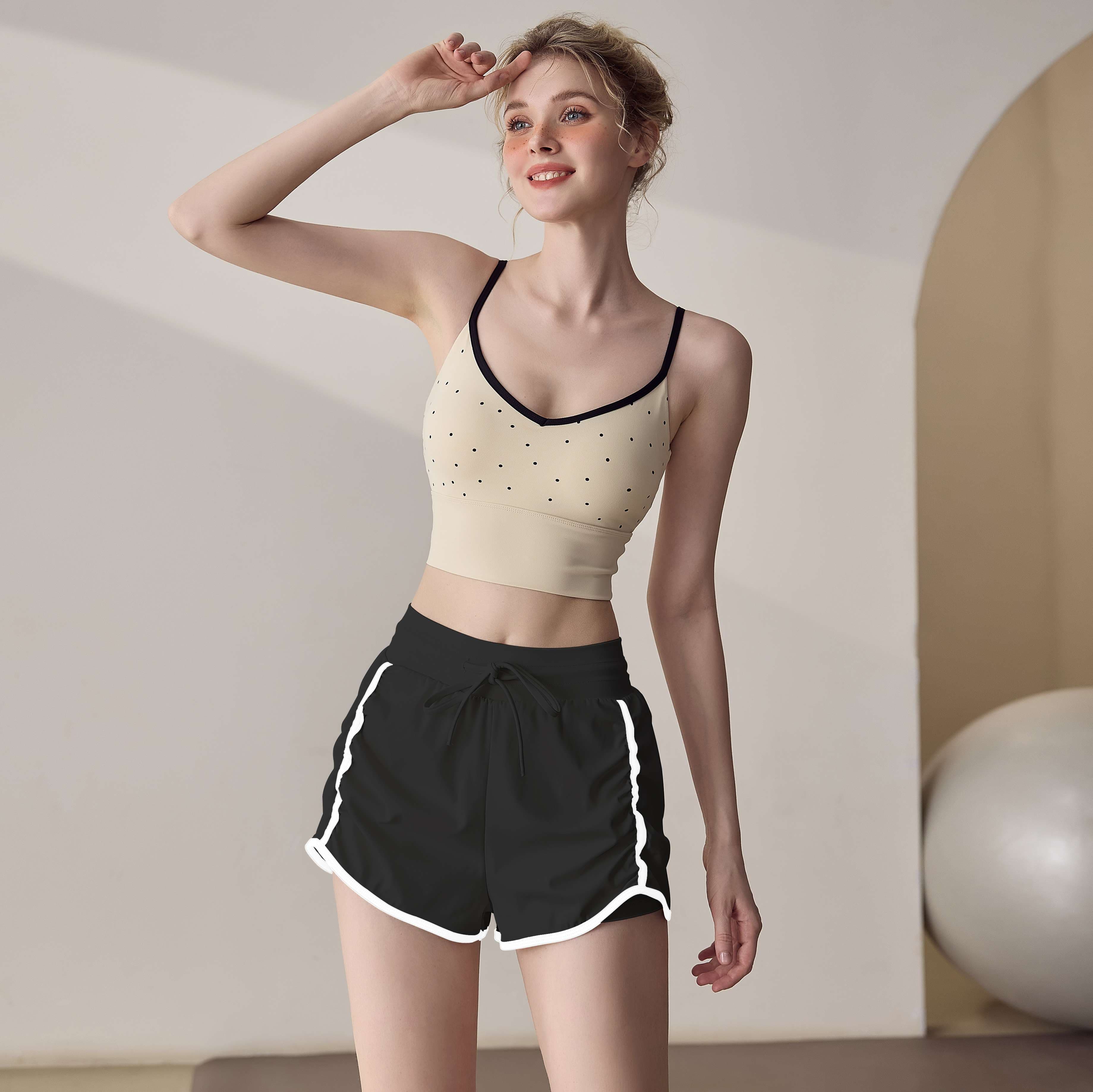 ヨガウェア ストレッチ素材のスポーツショートパンツ