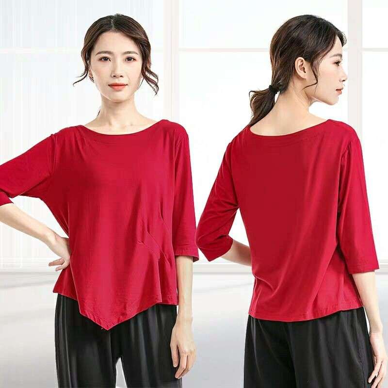 ヨガウェア ゆったりシルエットのヨガトップス
