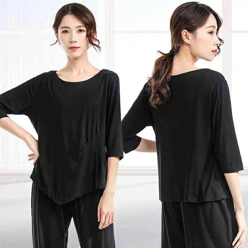 ヨガウェア ゆったりシルエットのヨガトップス