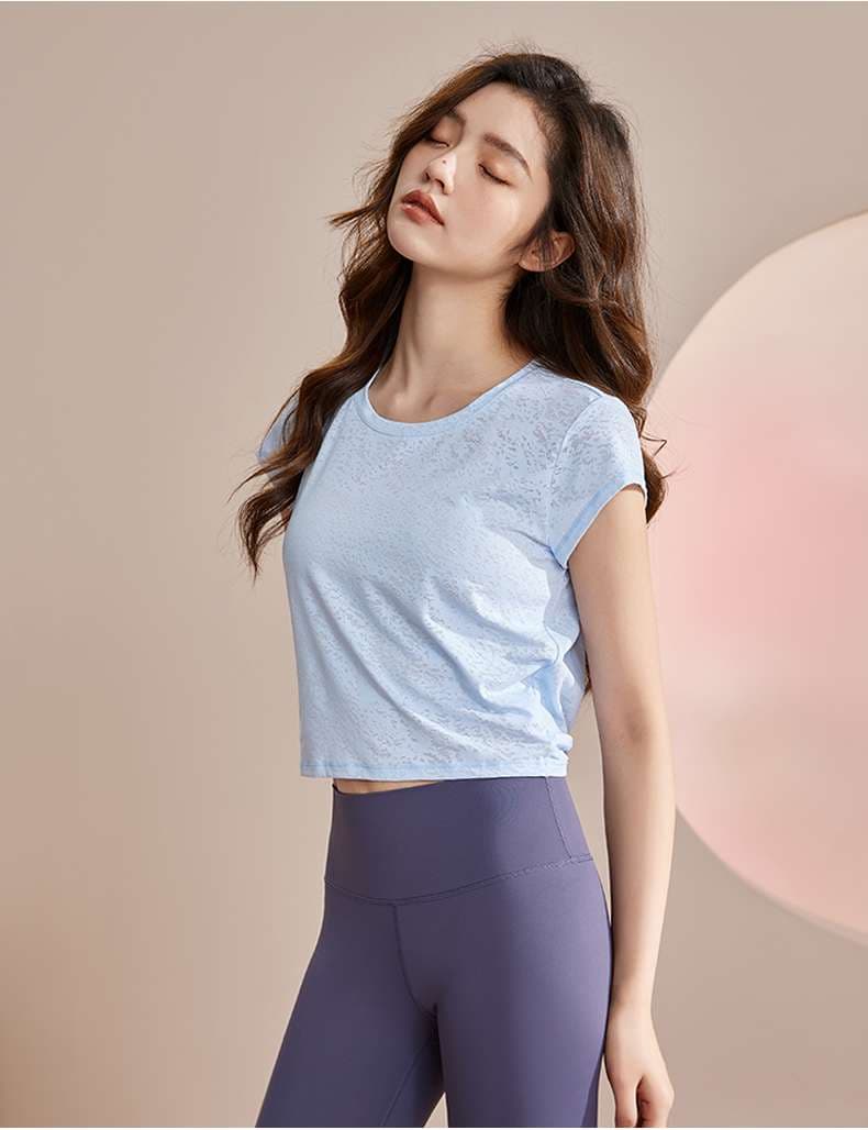 ヨガウェア メッシュインサート付き軽量ヨガTシャツ