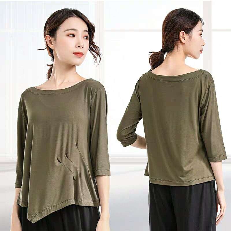 ヨガウェア ゆったりシルエットのヨガトップス
