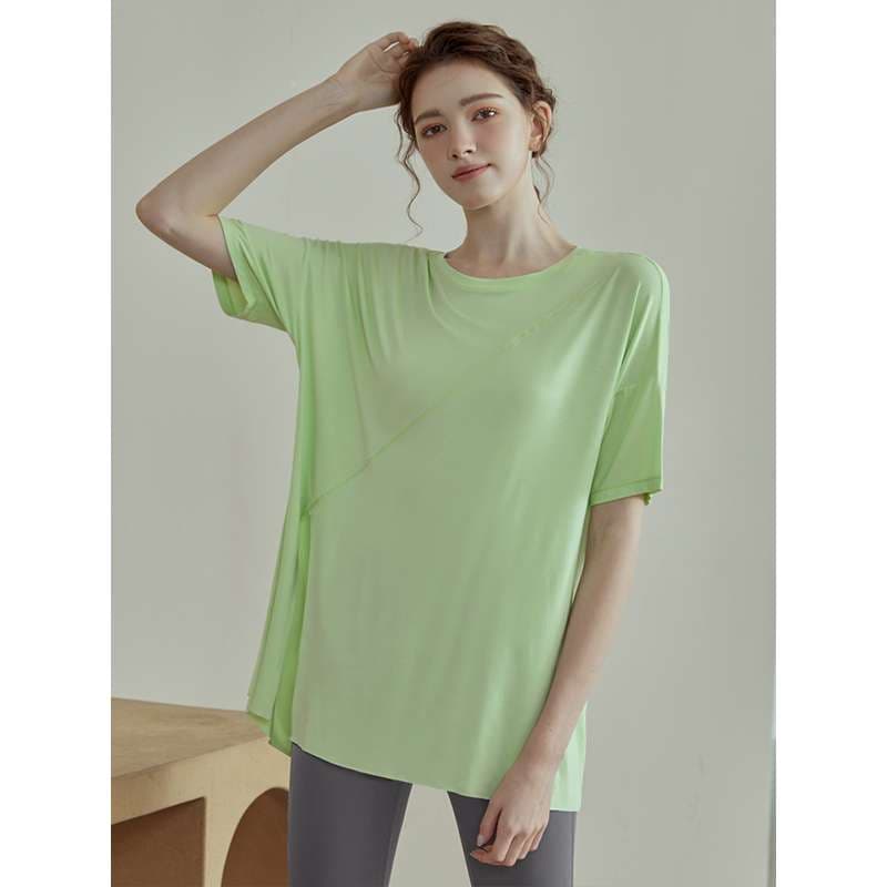 ヨガウェア ゆったりシルエットのヨガTシャツ