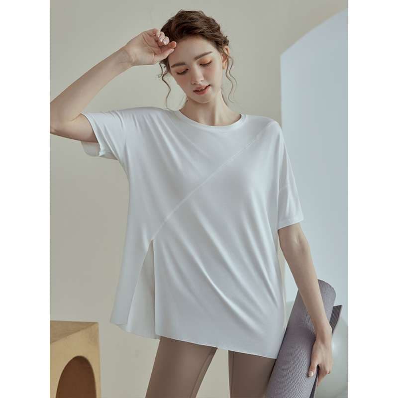 ヨガウェア ゆったりシルエットのヨガTシャツ