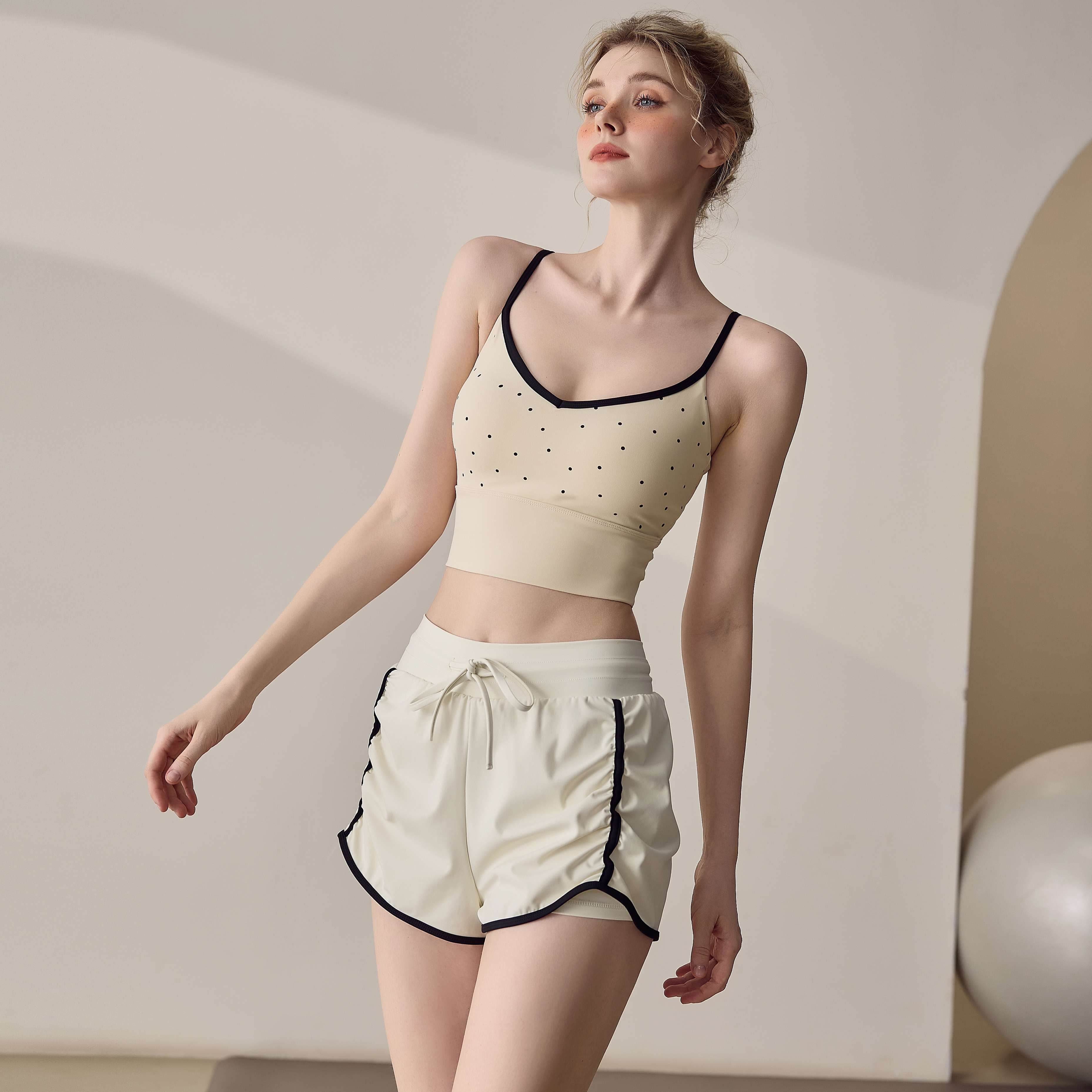 ヨガウェア ストレッチ素材のスポーツショートパンツ