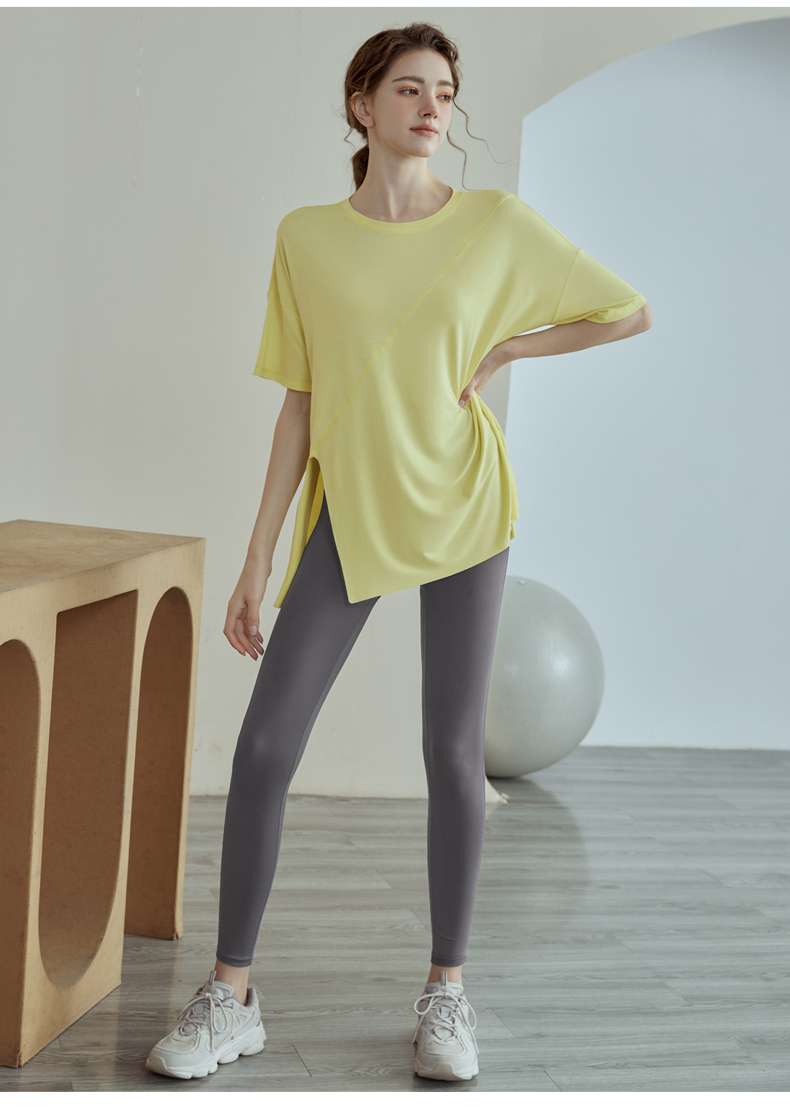 ヨガウェア ゆったりシルエットのヨガTシャツ