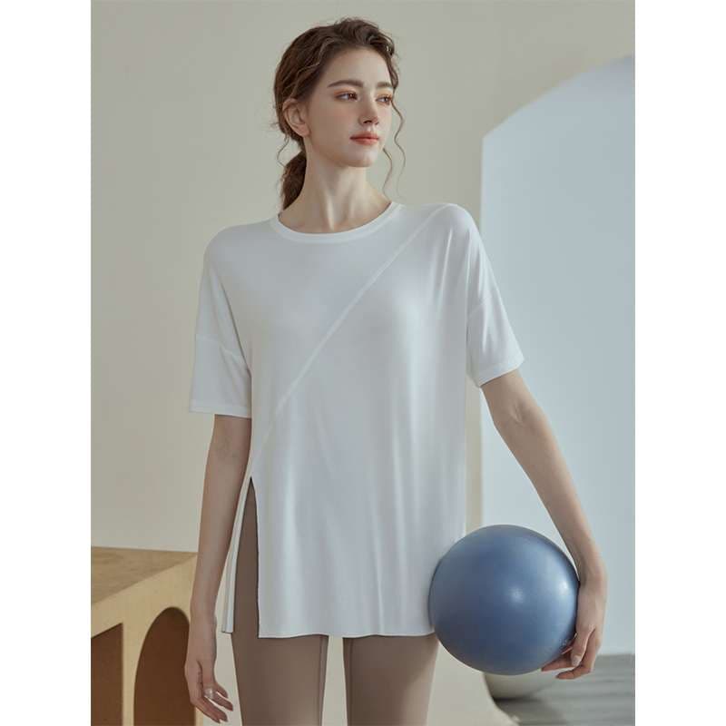 ヨガウェア ゆったりシルエットのヨガTシャツ