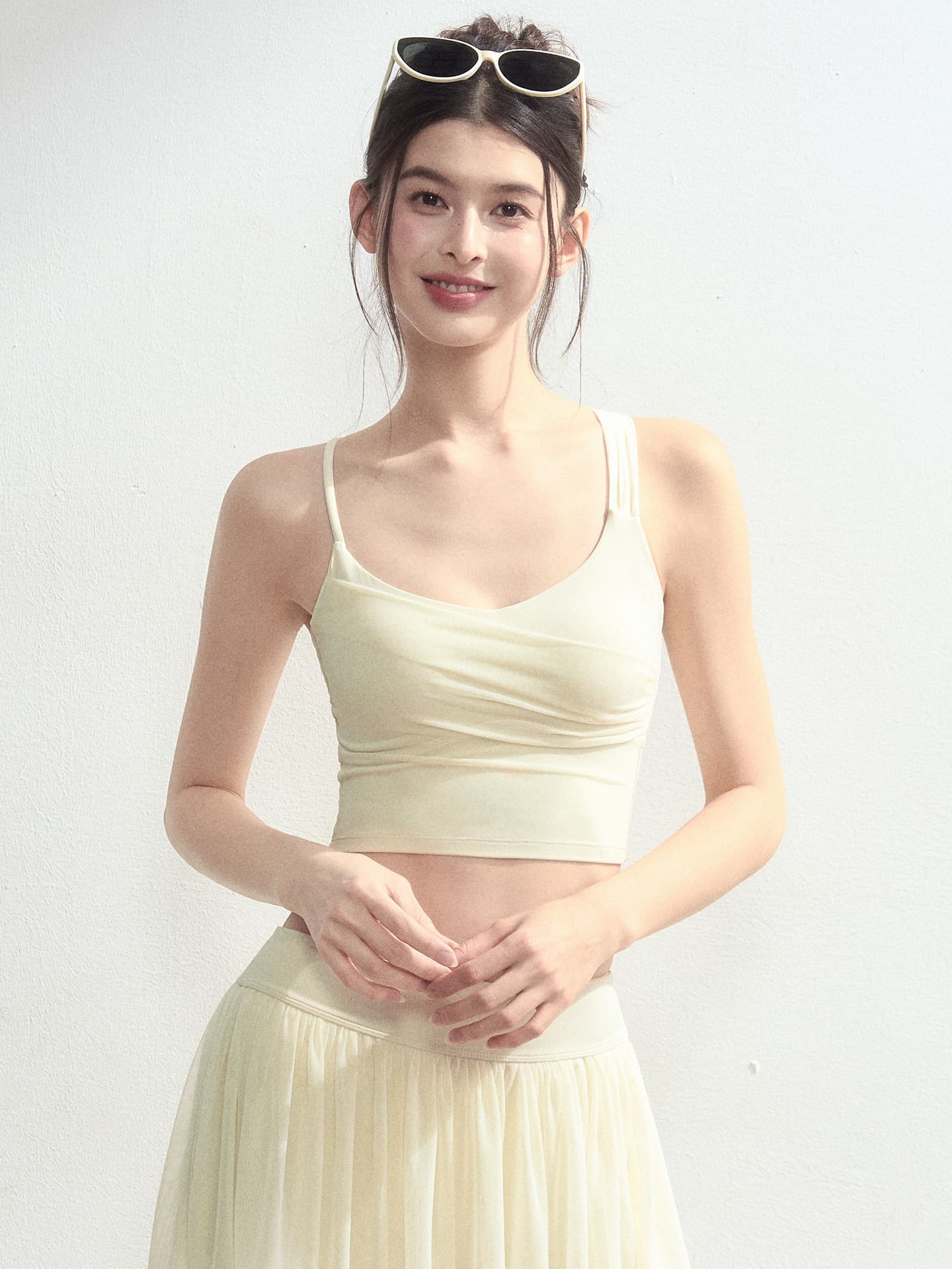 ヨガウェア 美胸サポート胸元交差ストラップタンクトップ