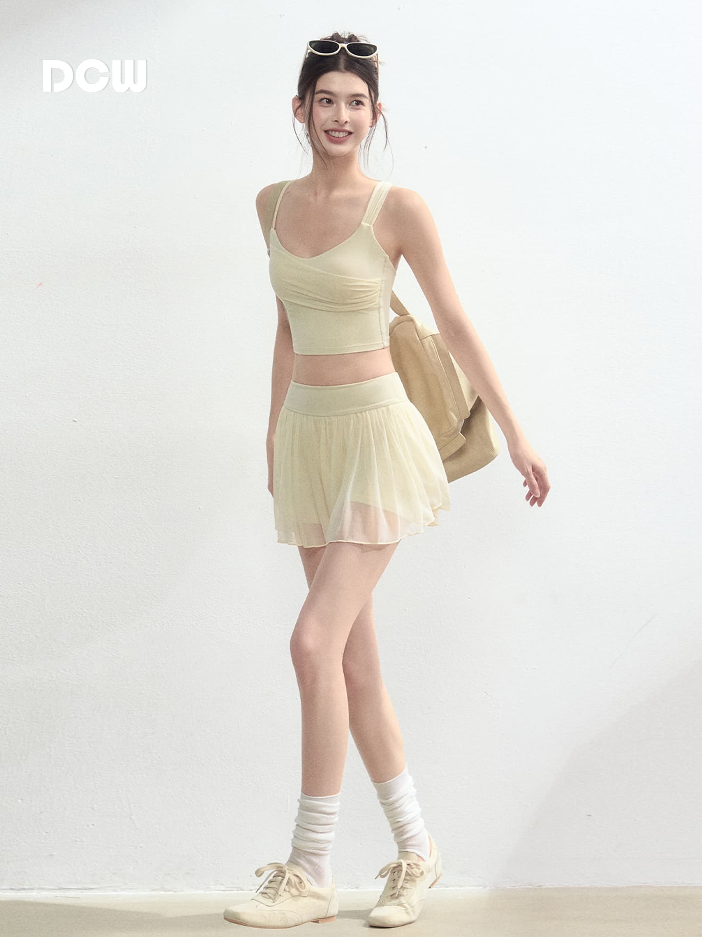 ヨガウェア 美胸サポート胸元交差ストラップタンクトップ