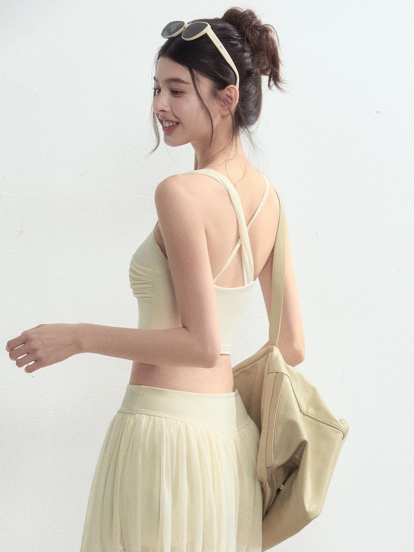 ヨガウェア 美胸サポート胸元交差ストラップタンクトップ