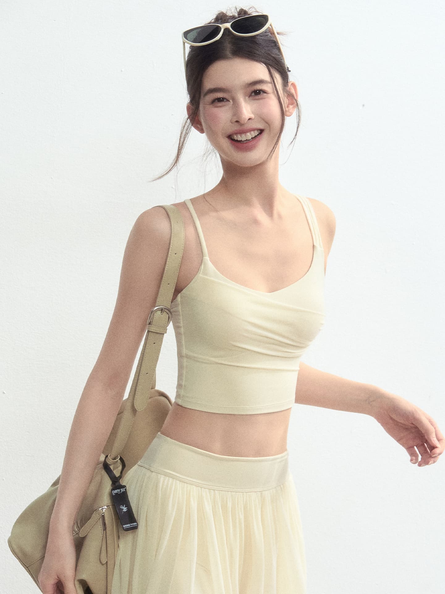 ヨガウェア 美胸サポート胸元交差ストラップタンクトップ